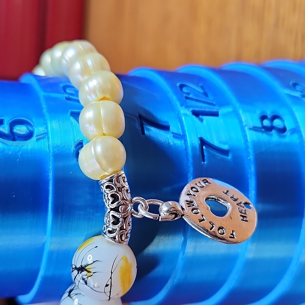 NWT Lemon Freshwater Pearls and Artisan Glass Beads Stretch Bracelet - Picture 4 of 4